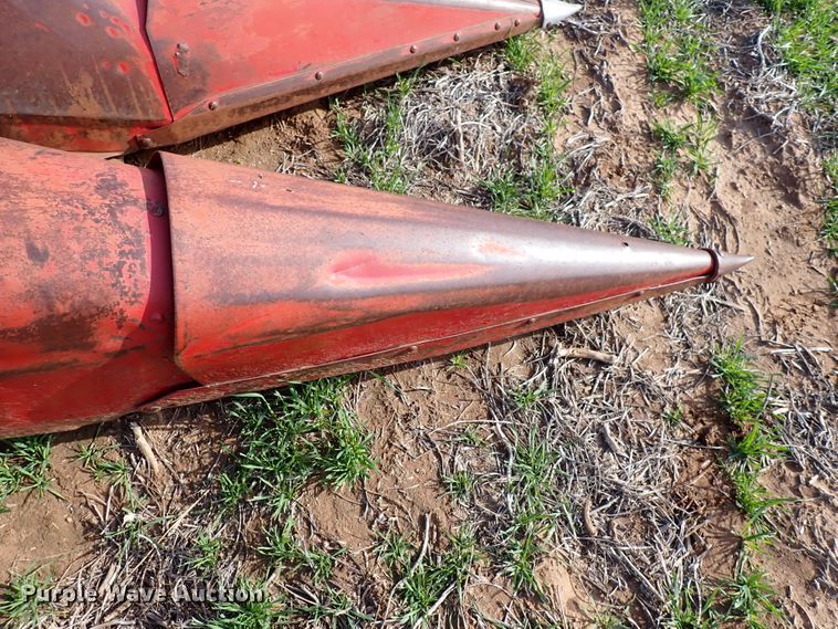 image for item DK4592 International 883  corn head