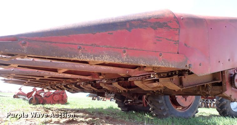 image for item DK4592 International 883  corn head