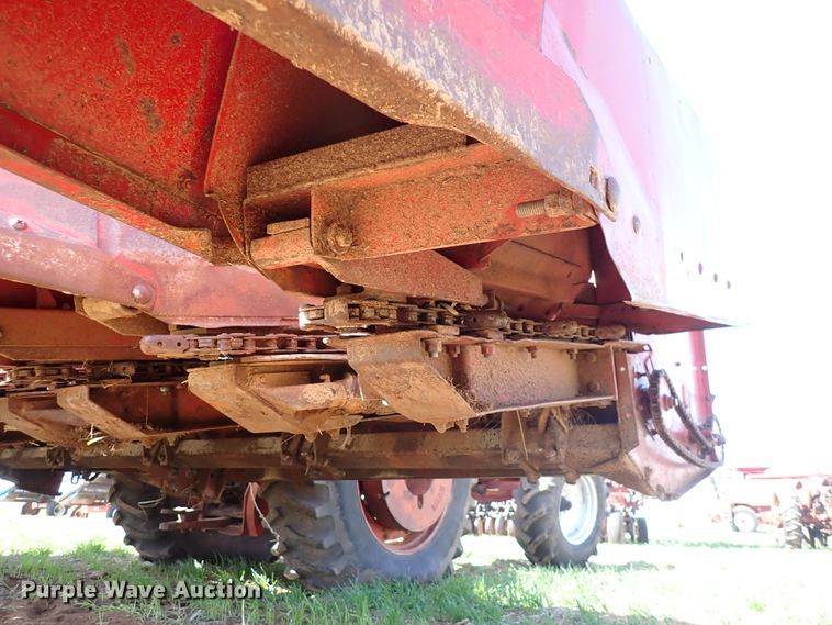 image for item DK4592 International 883  corn head