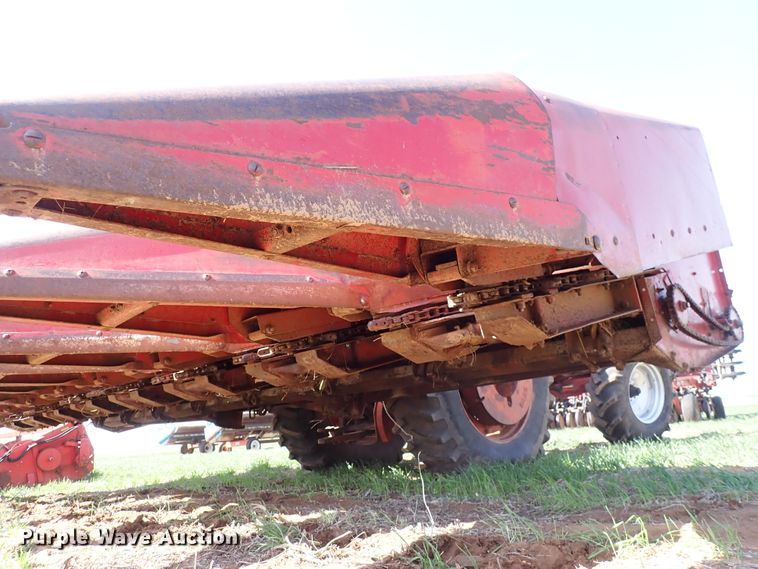 image for item DK4592 International 883  corn head