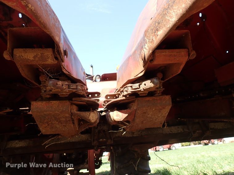 image for item DK4592 International 883  corn head