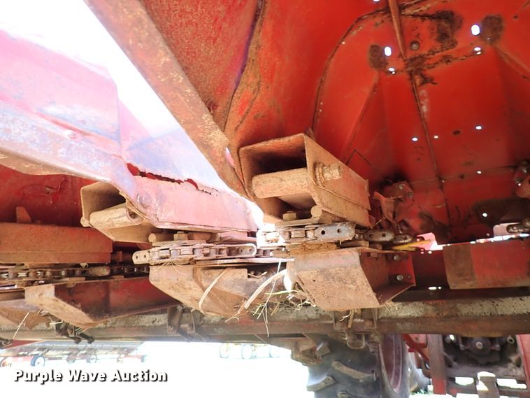 image for item DK4592 International 883  corn head