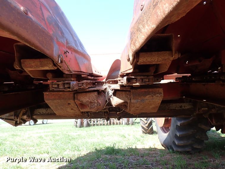 image for item DK4592 International 883  corn head