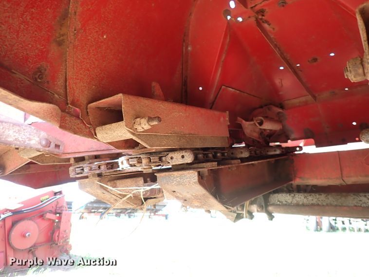 image for item DK4592 International 883  corn head