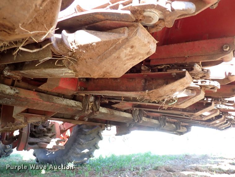 image for item DK4592 International 883  corn head