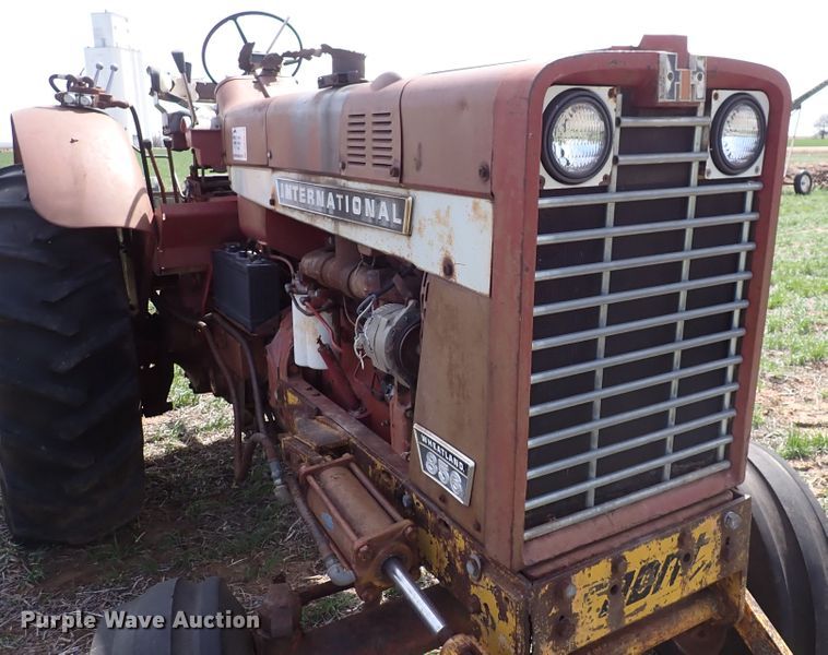 image for item DK4618 International 856  tractor