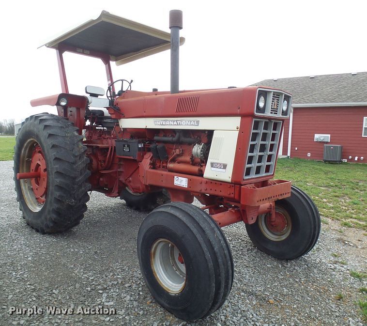 image for item DL0922 International 1066  tractor
