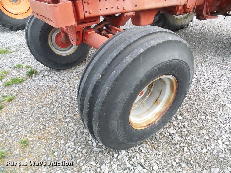 image for item DL0922 International 1066  tractor