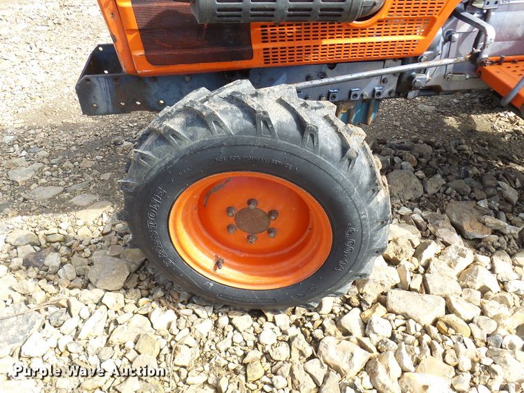 image for item DL0944 Kioti LB2204  tractor