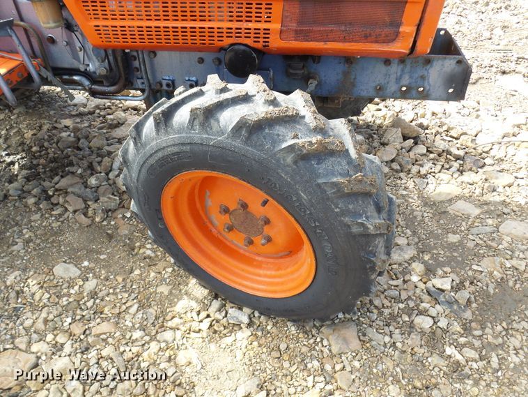 image for item DL0944 Kioti LB2204  tractor
