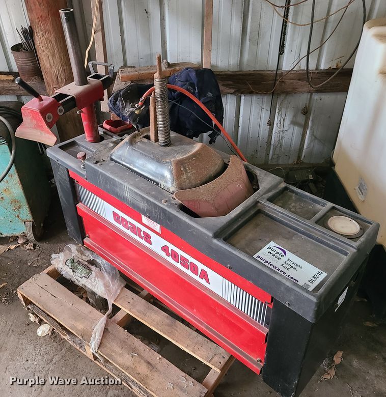 image for item DL8245 Coats 4050A center post tire machine