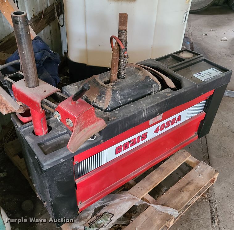 image for item DL8245 Coats 4050A center post tire machine