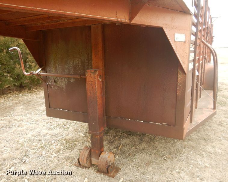 image for item FI9005 1980 WW  livestock trailer