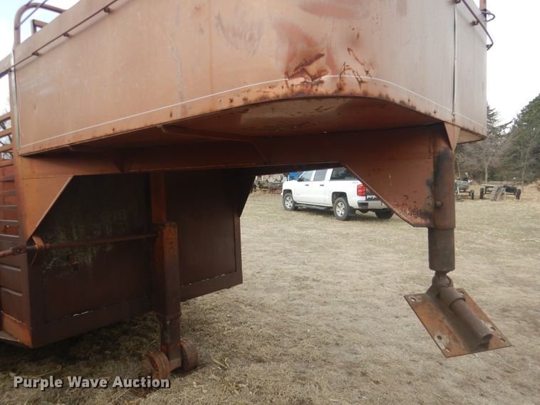 image for item FI9005 1980 WW  livestock trailer