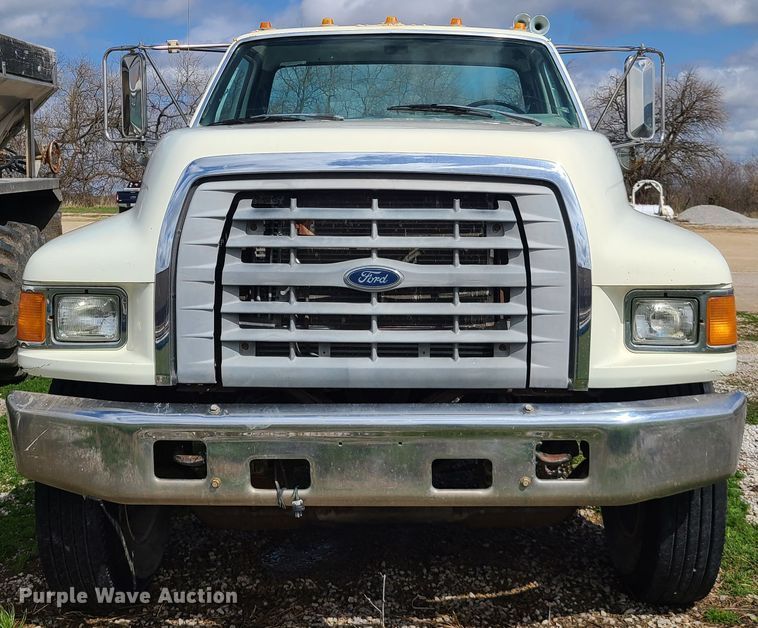 image for item GY9705 1998 Ford F800  truck cab and chassis