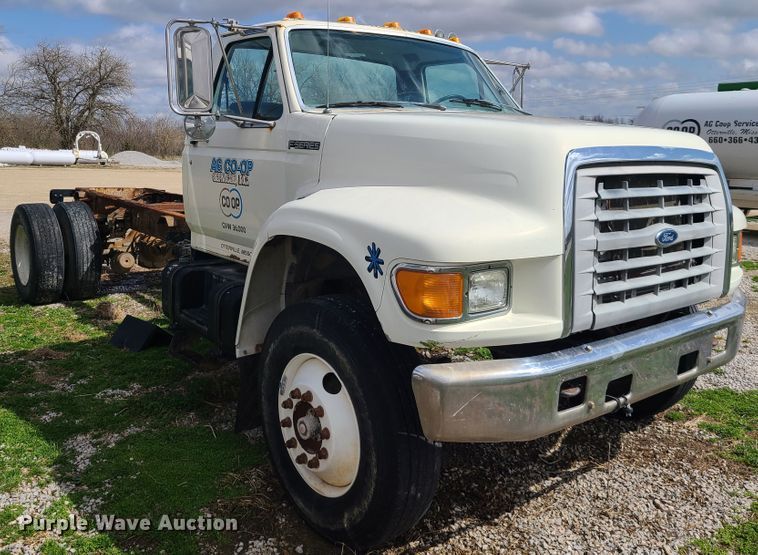 image for item GY9705 1998 Ford F800  truck cab and chassis