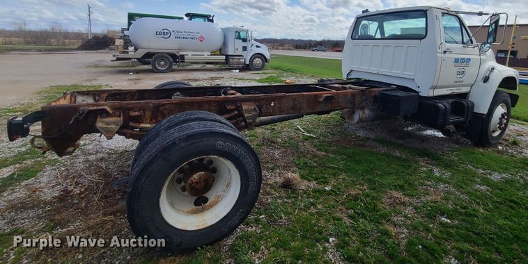 image for item GY9705 1998 Ford F800  truck cab and chassis