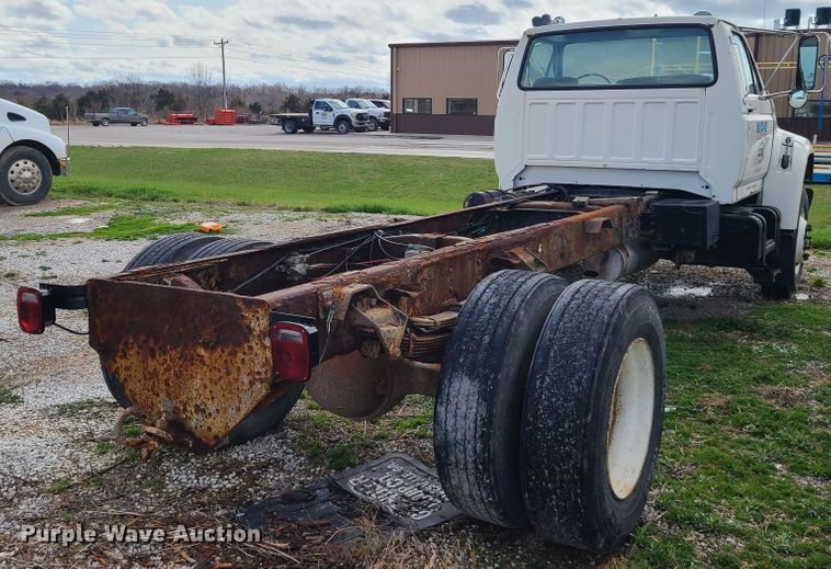 image for item GY9705 1998 Ford F800  truck cab and chassis