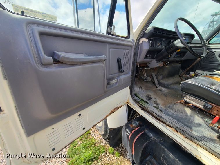 image for item GY9705 1998 Ford F800  truck cab and chassis