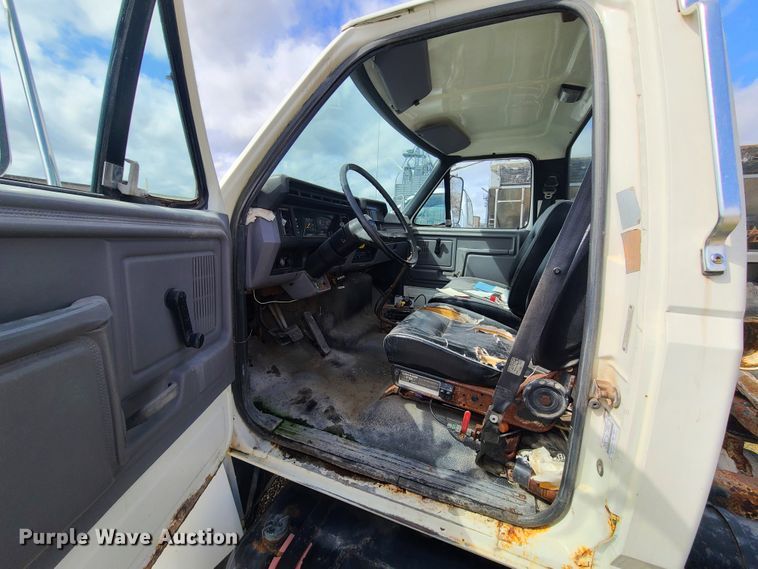 image for item GY9705 1998 Ford F800  truck cab and chassis