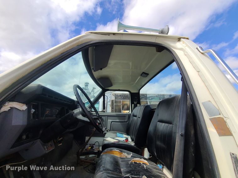 image for item GY9705 1998 Ford F800  truck cab and chassis