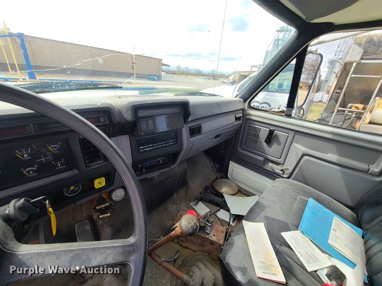 image for item GY9705 1998 Ford F800  truck cab and chassis