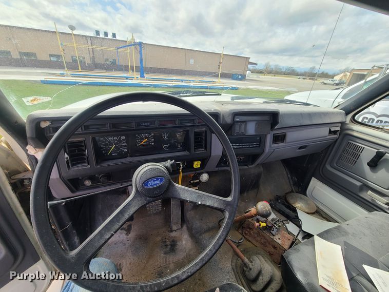 image for item GY9705 1998 Ford F800  truck cab and chassis