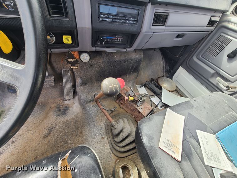 image for item GY9705 1998 Ford F800  truck cab and chassis