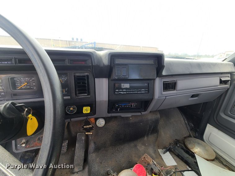 image for item GY9705 1998 Ford F800  truck cab and chassis