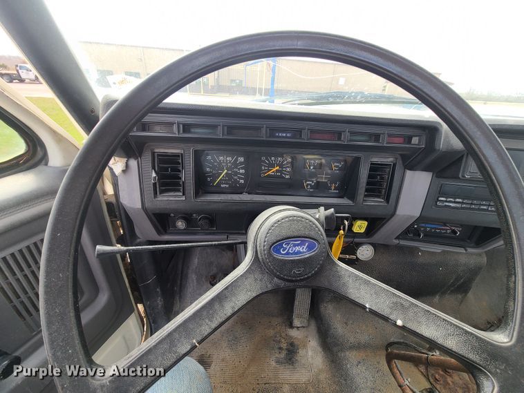 image for item GY9705 1998 Ford F800  truck cab and chassis