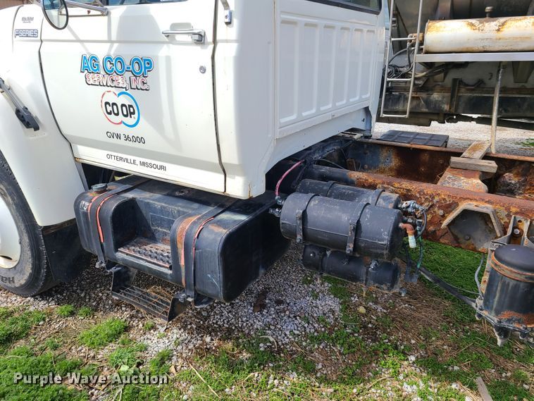 image for item GY9705 1998 Ford F800  truck cab and chassis