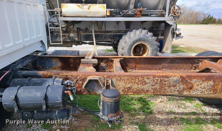 image for item GY9705 1998 Ford F800  truck cab and chassis