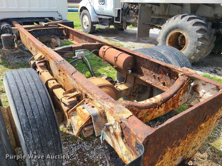 image for item GY9705 1998 Ford F800  truck cab and chassis