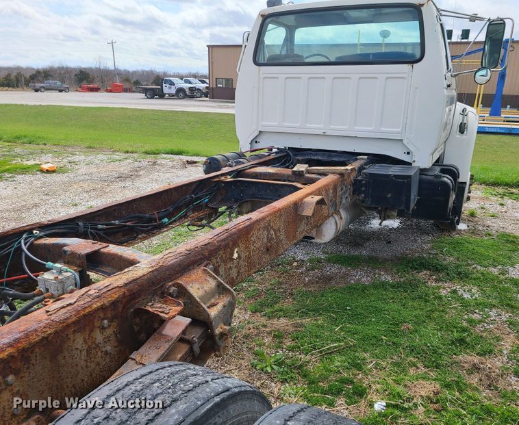image for item GY9705 1998 Ford F800  truck cab and chassis