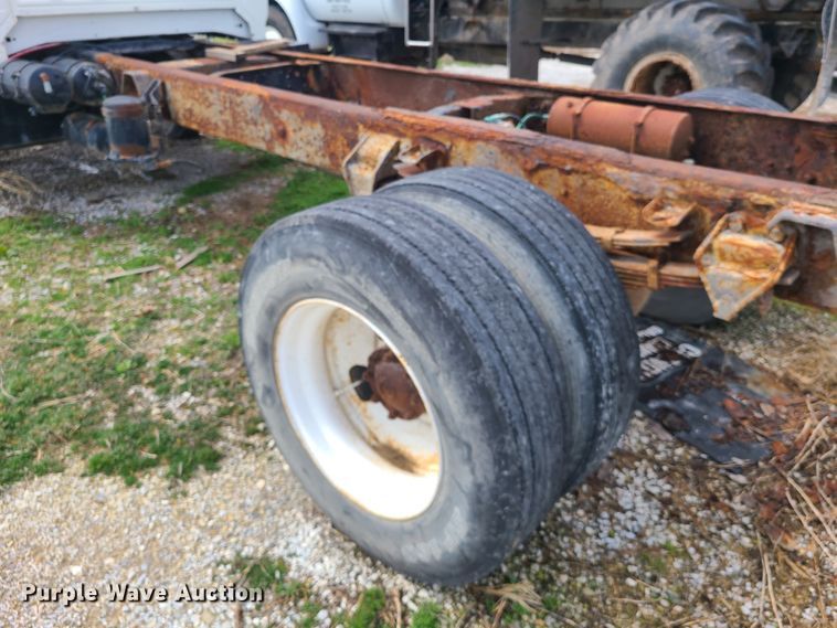 image for item GY9705 1998 Ford F800  truck cab and chassis