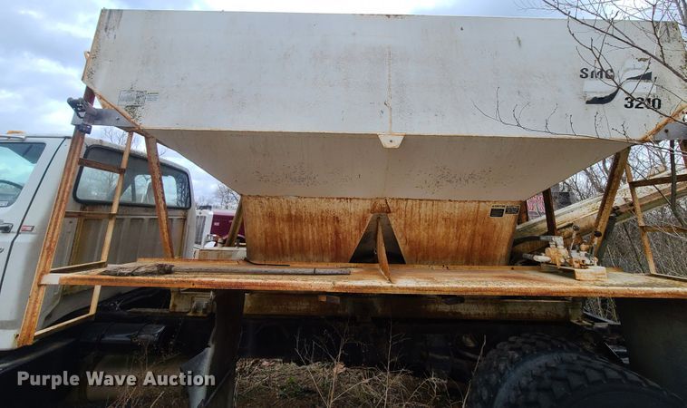 image for item GY9709 1989 Ford F800  fertilizer truck