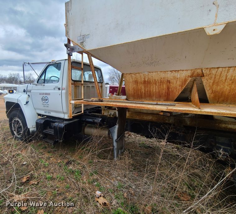 image for item GY9709 1989 Ford F800  fertilizer truck