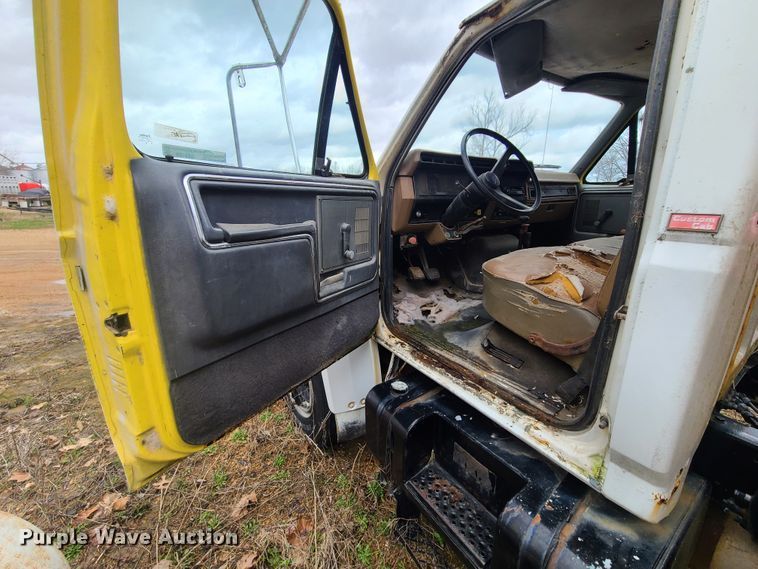 image for item GY9709 1989 Ford F800  fertilizer truck
