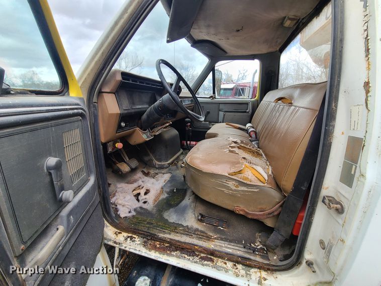 image for item GY9709 1989 Ford F800  fertilizer truck