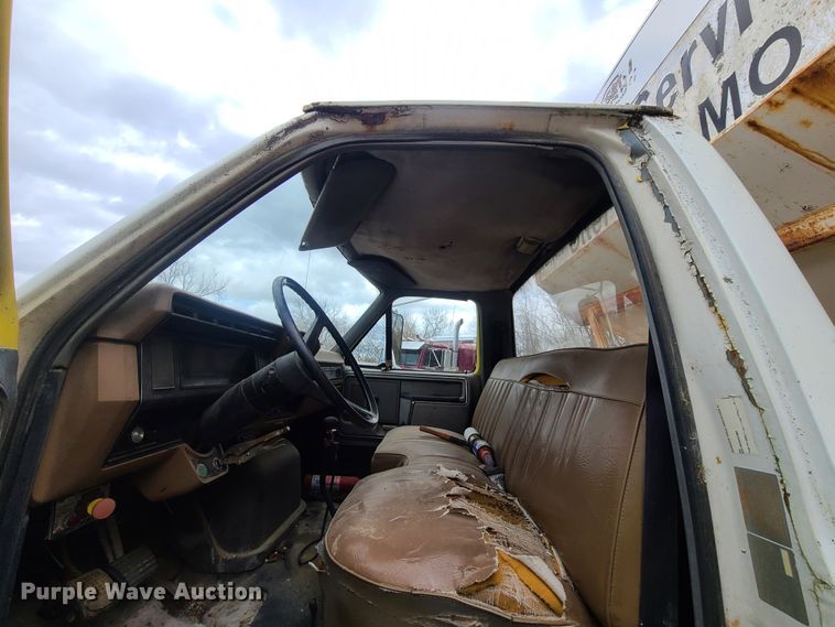 image for item GY9709 1989 Ford F800  fertilizer truck