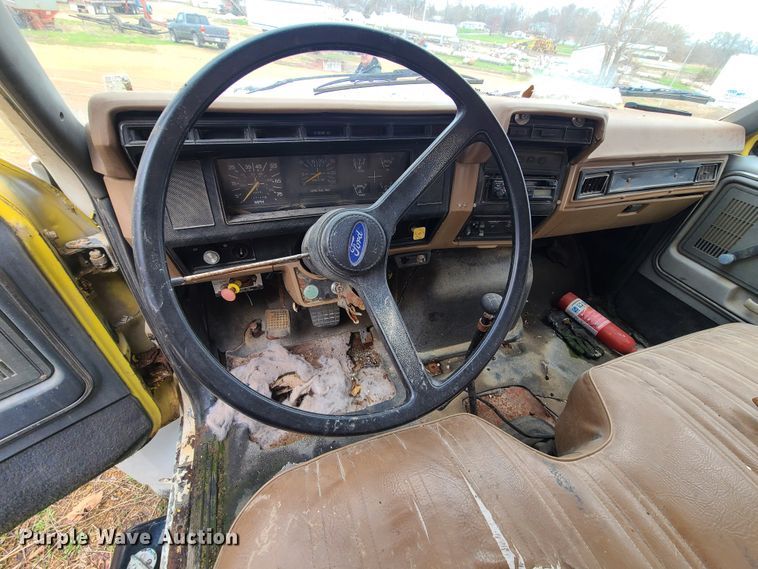 image for item GY9709 1989 Ford F800  fertilizer truck