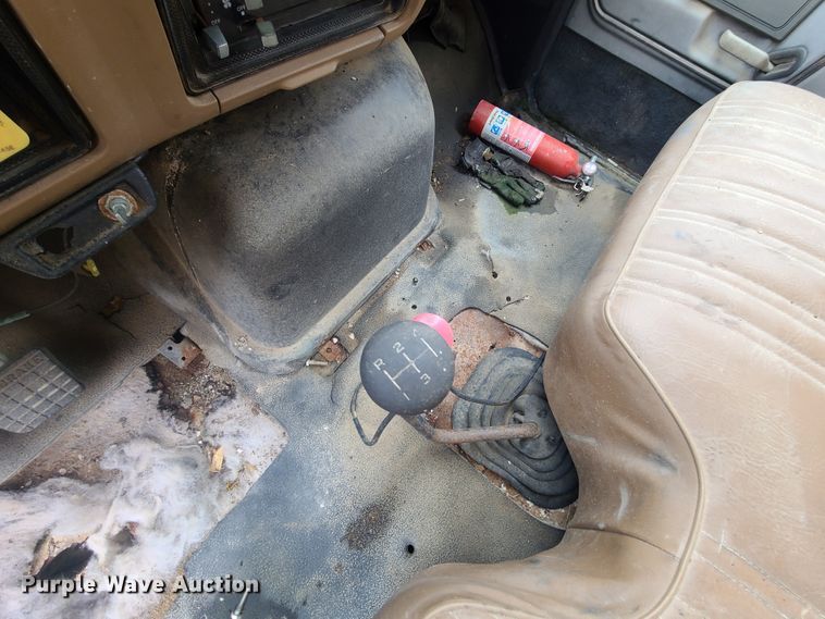 image for item GY9709 1989 Ford F800  fertilizer truck