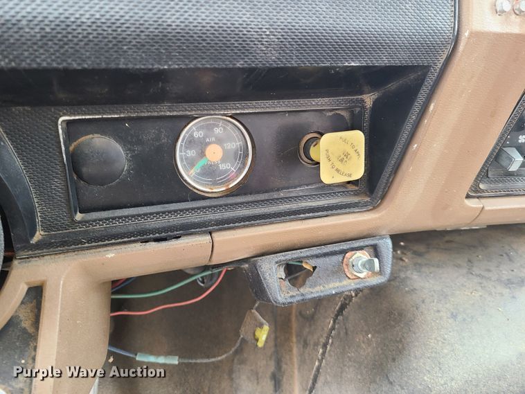 image for item GY9709 1989 Ford F800  fertilizer truck