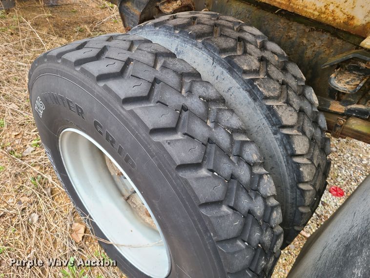 image for item GY9709 1989 Ford F800  fertilizer truck