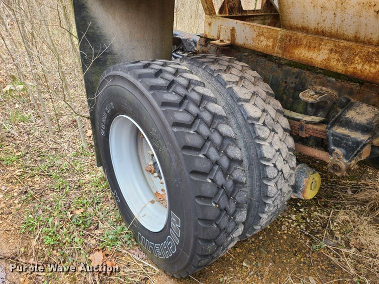 image for item GY9709 1989 Ford F800  fertilizer truck