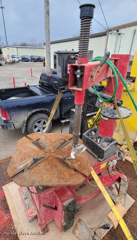 Tuxedo TC950WPA rim clamp tire machine in Sedalia, MO Item GY9710