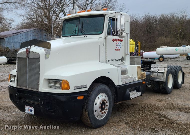 image for item GY9713 1989 Kenworth T600  semi truck