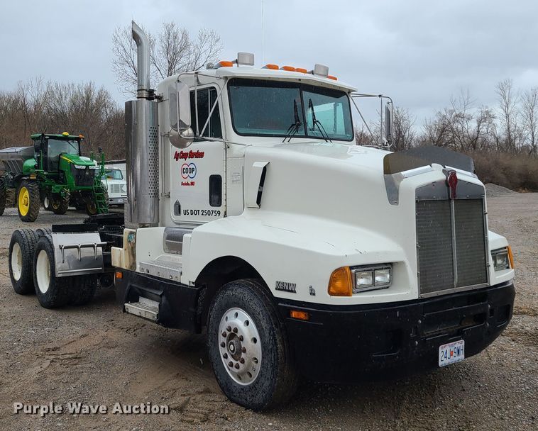 image for item GY9713 1989 Kenworth T600  semi truck
