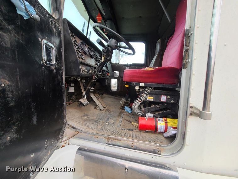 image for item GY9713 1989 Kenworth T600  semi truck