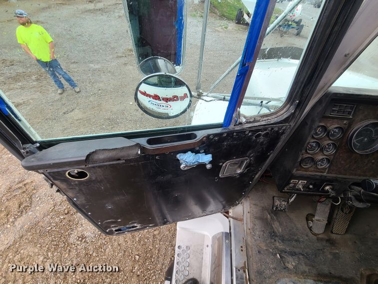 image for item GY9713 1989 Kenworth T600  semi truck